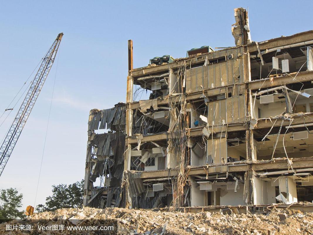 用起重機拆除建筑物